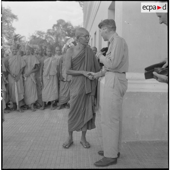 1 Le capitaine Oriol prend congé du supérieur de la secte des Mohanikay. [description provisoire]
