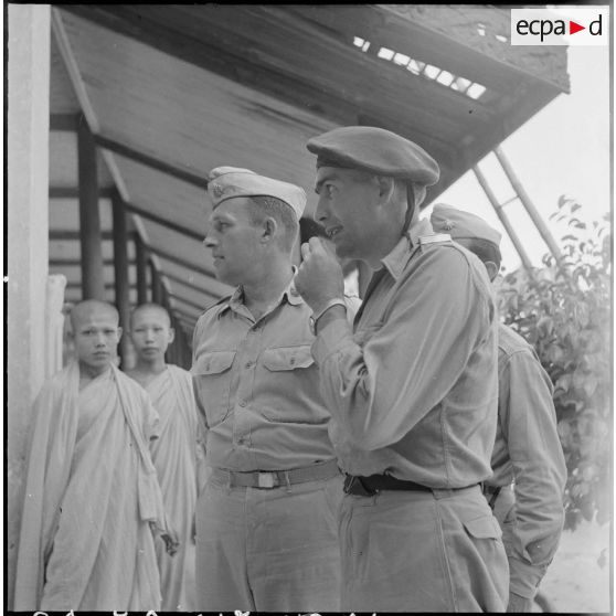 11 Le lieutenant-colonel américain Glenn et le capitaine Oriol, côte à côte, et 2 bonzes en arrière-plan. [description provisoire]