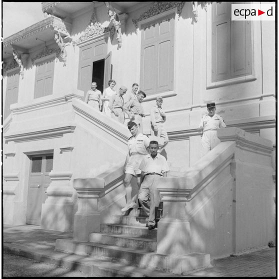 12 Visite des officiers américains au palais royal. [description provisoire]