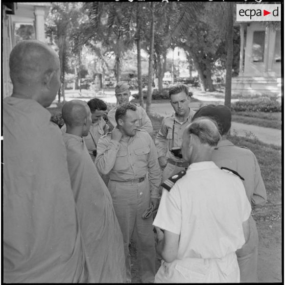 2 à 7 Les officiers américains en visite à l'Ecole supérieure de Pali. [description provisoire]