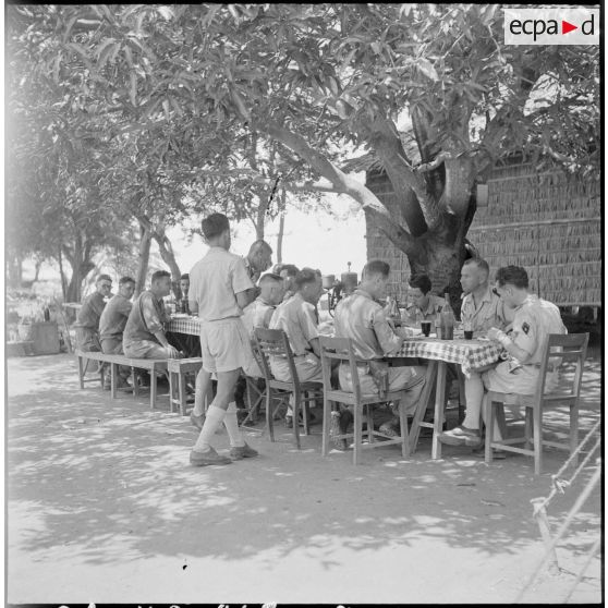 14 à 26 La vie quotidienne dans et autour du poste, protégé par des murets. [description provisoire]