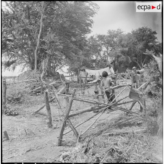 Le premier travail de construction d'un poste : la mise en place du réseau de barbelés. [description provisoire]