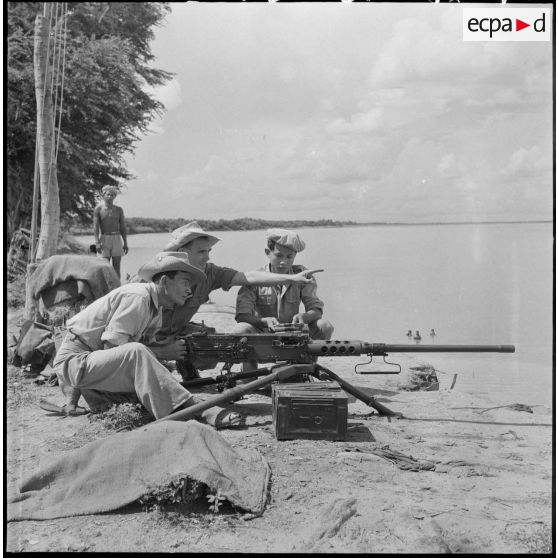 Chasseurs de la 3e compagnie du 6e BCC (Bataillon de Chasseurs Cambodgiens) derrière leur mitrailleuse Browning de 12,7 mm en protection du poste. [description provisoire]