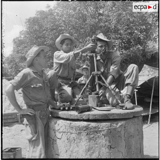 L'instruction au mortier de 60 mm aux abords du poste par la 3e compagnie du 6e BCC (Bataillon de Chasseurs Cambodgiens). [description provisoire]