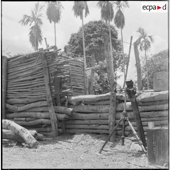 La murette du poste s'élève sous la protection du mortier de 81 mm. [description provisoire]