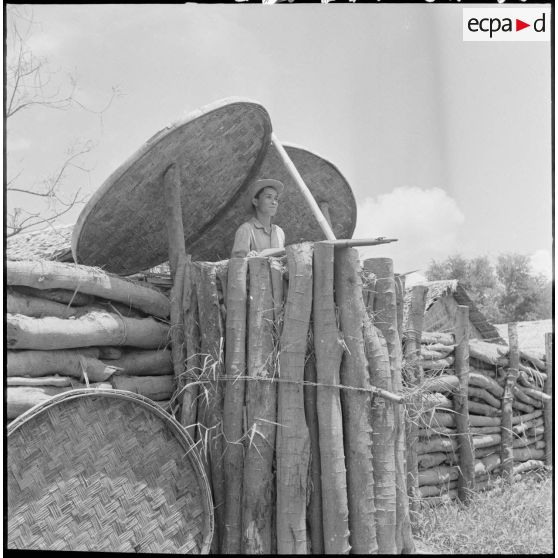 Dans les poste, les emplacements situés au centre des faces servent aux tirs de flanquement. [description provisoire]