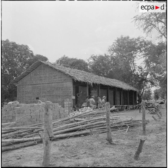 8 à 13 Les différents pavillons du poste. [description provisoire]