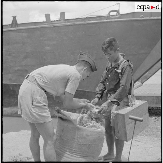 Les éléments des Unités mobiles pour la défense des Chrétiens (UMDC) ayant débarqué perçoivent du riz.