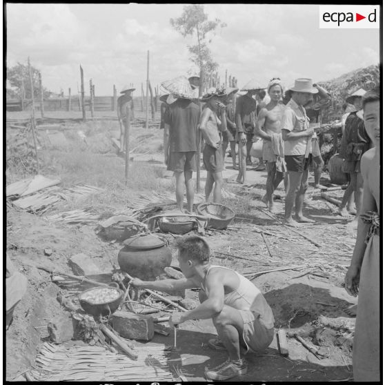 Préparation de la soupe au poste de Hiep Thanh.