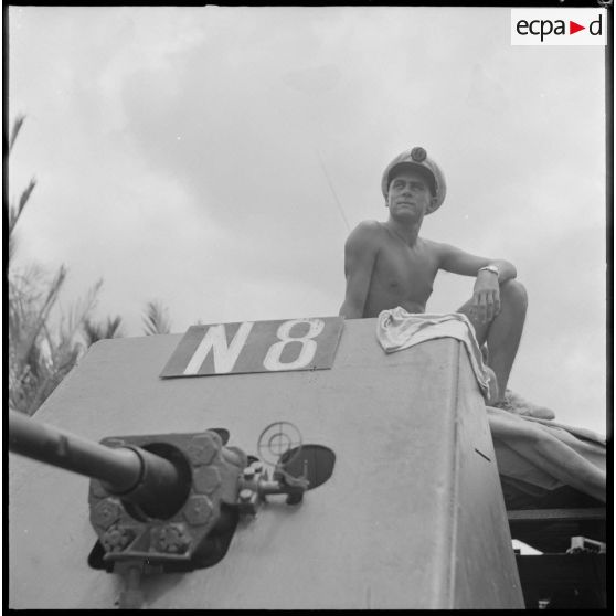 L'enseigne de vaisseau Bonneau, au-dessus de la tourelle d'un bâtiment de débarquement.