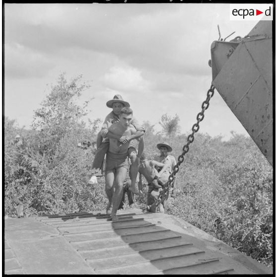 Un blessé est porté vers l'antenne chirurgicale du LCT.