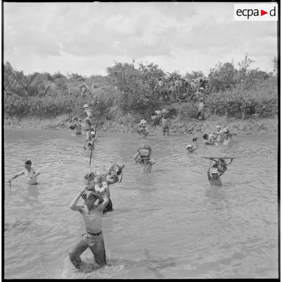 Au retour, la marée est basse et l'arroyo est passé à gué par le commando franco-vietnamien.