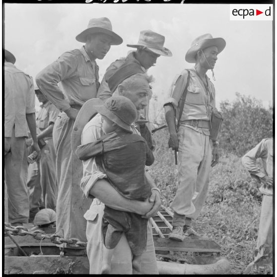 Abandonnés par les Vietminh en fuite, de jeunes enfants sont recueillis par un aumônier de la Marine nationale.