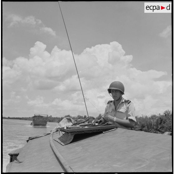 L'enseigne de vaisseau Bonneau, à bord d'un bâtiment LCM de la dinnassaut n°6, dirige la manoeuvre.