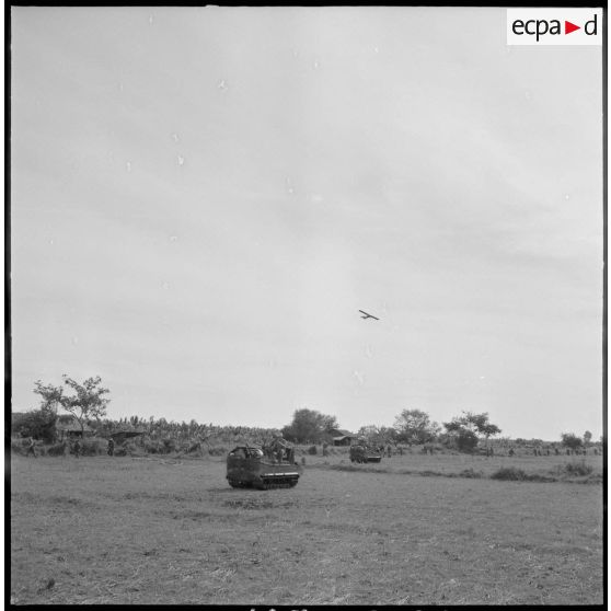 Déploiement des chenillettes M29C Weasel du 1er régiment étranger d'infanterie en renfort des troupes d'infanterie franco-vietnamiennes au cours de l'opération Jeanne d'Arc.