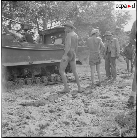 Déploiement des chenillettes M29C Weasel du 1er régiment étranger d'infanterie en renfort des troupes d'infanterie franco-vietnamiennes au cours de l'opération Jeanne d'Arc.