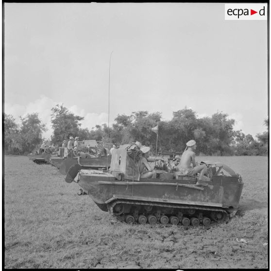 Déploiement des chenillettes M29C Weasel du 1er régiment étranger d'infanterie en renfort des troupes d'infanterie franco-vietnamiennes au cours de l'opération Jeanne d'Arc.