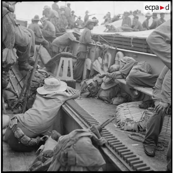 A l'issue de l'opération Jeanne d'Arc, les soldats épuisés dorment sur le navire "Marcel Le Bihan".