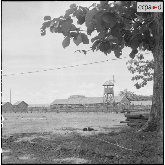 1 à 14 Vie quotidienne des PIM (Prisonniers et Internés Militaires) au camp de Kompong Cham. [description provisoire]
