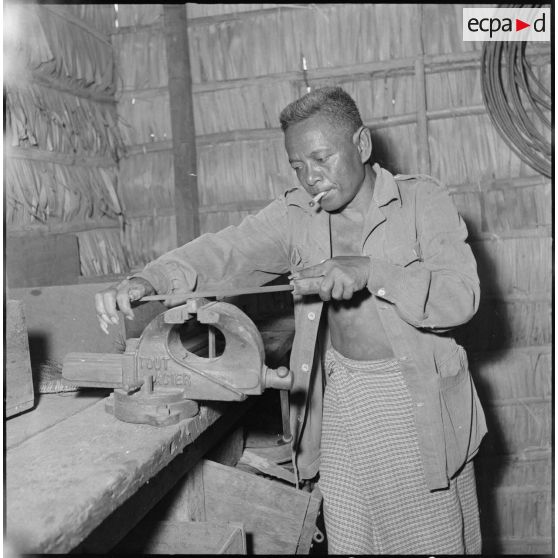 15 à 28 Activités quotidiennes des PIM (Prisonniers et Internés Militaires) au camp de Kompong Cham. [description provisoire]