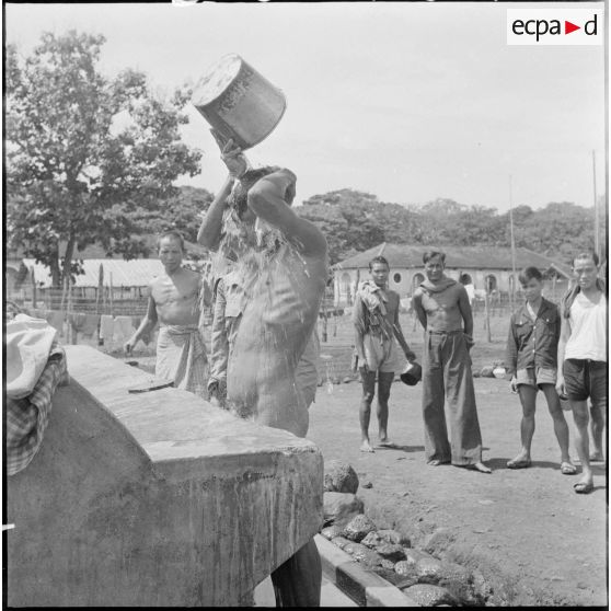 La toilette des prisonniers du camp de Kompong Cham après le travail. [description provisoire]