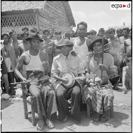Les prisonniers du camp de Kompong Cham disposent d'un orchestre. [description provisoire]