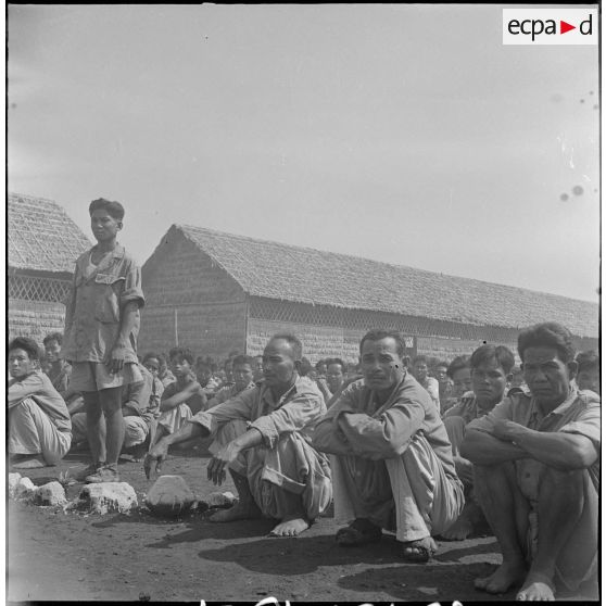 Rassemblement journalier des PIM (Prisonniers et Internés Militaires) le matin, au camp de Kompong Cham. [description provisoire]