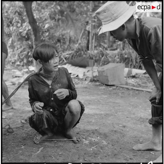 Interrogatoire d'un suspect vietminh au cours de l'opération Typhon avec le 19e bataillon vietnamien (BVN) au nord-ouest de Sadec. [description provisoire]