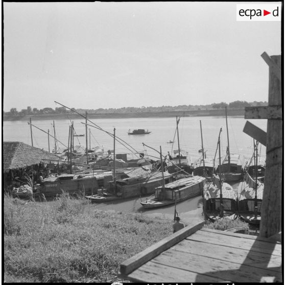 L'appontement d'un petit port de pêche cambodgien, dont le poisson est destiné à l'armée française. [description provisoire]