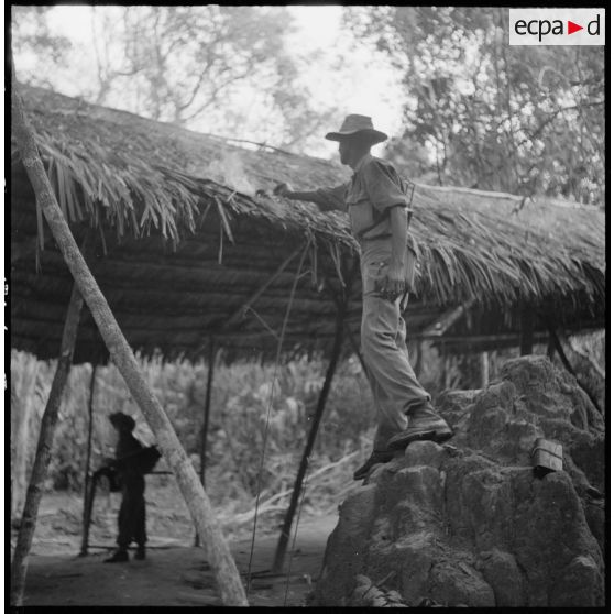 Des tirailleurs du 1er régiment de tirailleurs marocains détruisent un cantonnement vietminh après une fouille minutieuse, au cours de l'opération Aspic. [description provisoire]