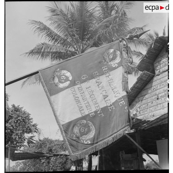 1 à 2 Plan rapprché sur le drapeau du 6e RIC avec 10 citations à l'ordre de l'Armée et 8 batailles inscrites. [description provisoire]