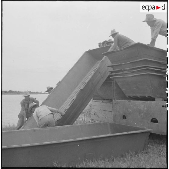 10 à 13 Des barges M2 sont déchargées, mises à l'eau et amarrées au poste de Giang Thanh, tenu par la GVNS. [description provisoire]