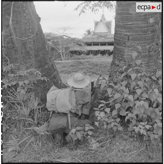 17 Un tireur armé d'un FM (Fusil-Mitrailleur) M24/29, embusqué, en position de tir couché. [description provisoire]