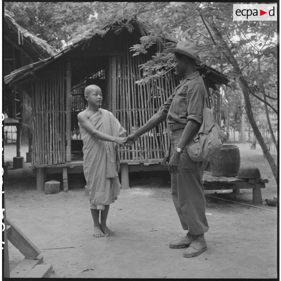 18 à 20 Prise de contact du sergent-chef Zoulake, des lieutenants Ziegler et Laragosse avec des bonzes. [description provisoire]