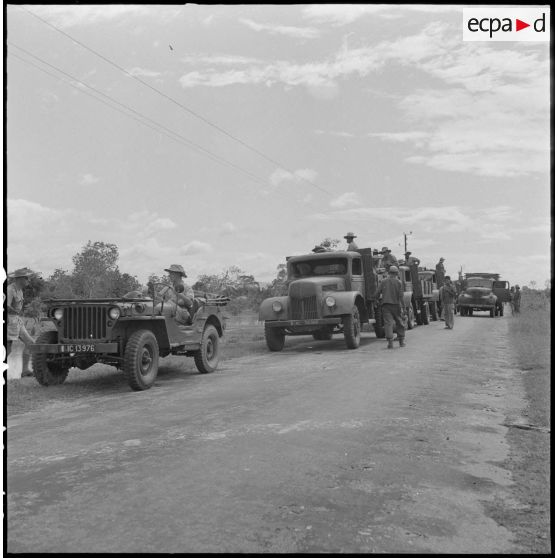 3 et 5 Convoi de camions GMC 6X.6 (General Motors Company) avec une jeep en tête, se dirigeant vers la base de départ. [description provisoire]