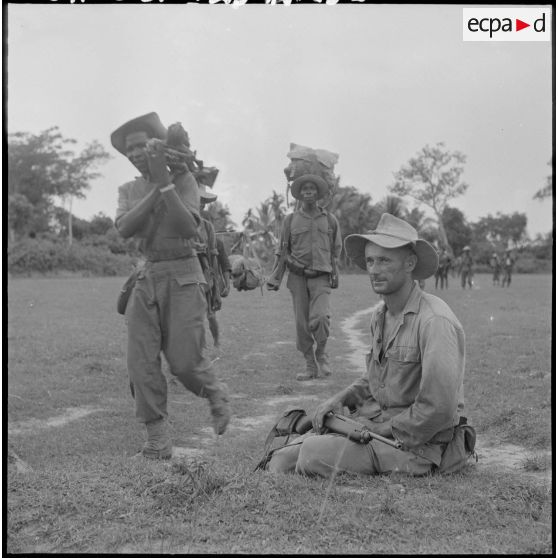 31 Courte pause pour l'adjudant Ducloux, tandis que des tirailleurs africains portent du matériel. [description provisoire]