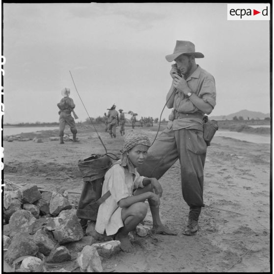 38 Le caporal-chef Granger, opérateur radio, assure le contact par radio avec les autres unités. [description provisoire]