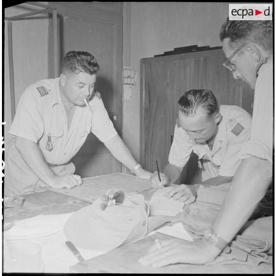 7 Au PC du sous-secteur : le commandant  Marlic, commandant l'opération, le capitaine Le Duc et le lieutenant Bourgeois. [description provisoire]