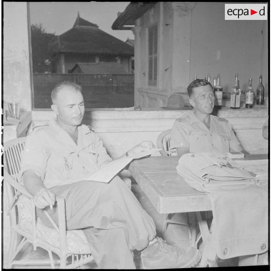 8 Au poste de Tonhon, les capitaines Mondoloni et Peillard, chef du service de presse des FTC. [description provisoire]