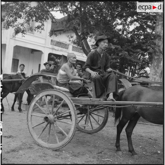 Une voiture dite Tilbury dans une rue de Pursat. [description provisoire]