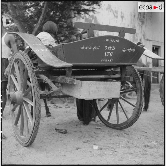 Une voiture dite Tilbury à l'arrêt dans une rue de Pursat. [description provisoire]