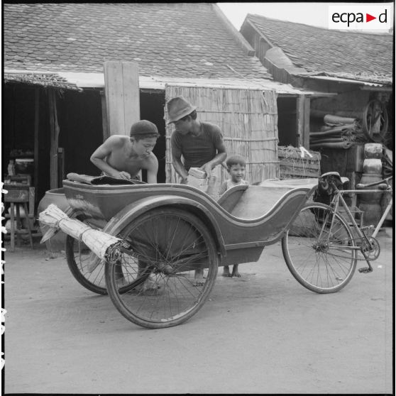 Un cyclo remorque à l'arrêt dans une rue de Pursat. [description provisoire]