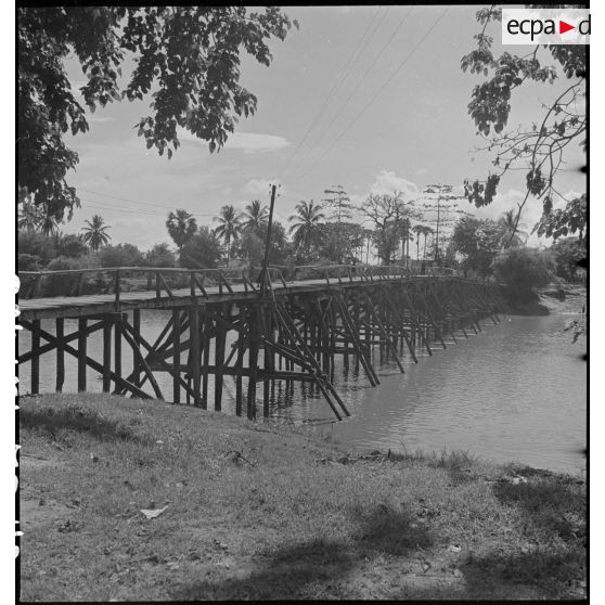 Pont en bois traversant la rivière Sangker à Pursat. [description provisoire]