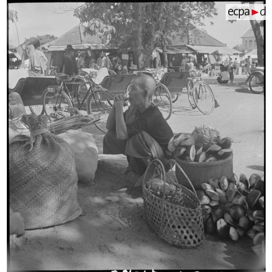 Vendeur de rue sur le marché de Pursat. [description provisoire]