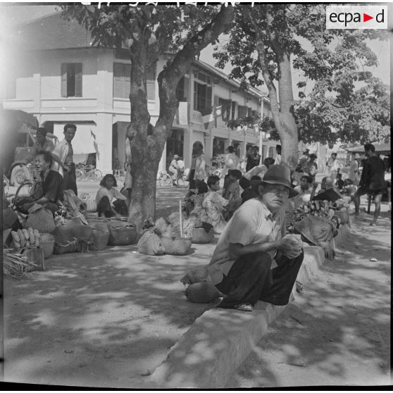 Vendeurs de rue et civils cambodgiens sur le marché de Pursat. [description provisoire]