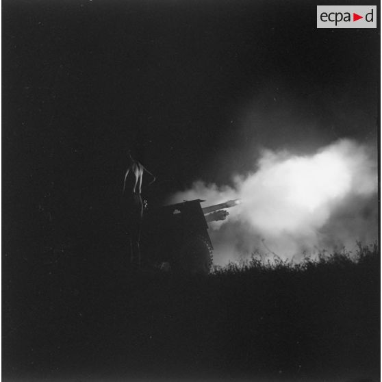 Tir d'engagement de nuit d'un canon du 10e régiment d'artillerie coloniale au cours de l'opération Mangouste. [description provisoire]