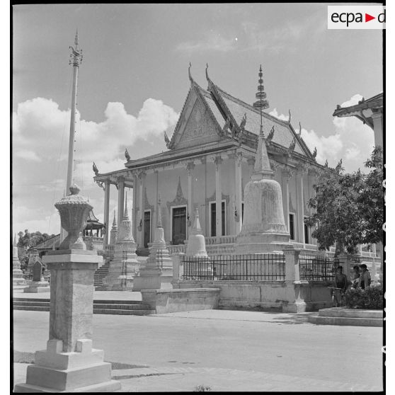 Vue extérieure du temple Wat Botum à Phnom Penh. [description provisoire]