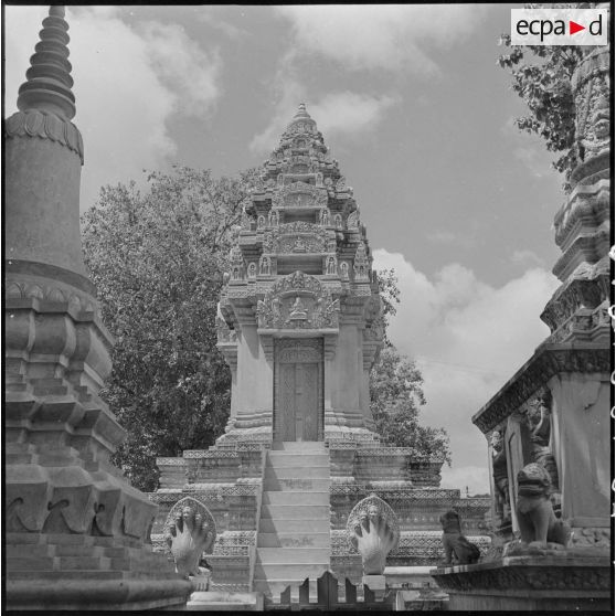 Stupa d'influence khmère, situé au Wat Botum, à Phnom Penh. [description provisoire]