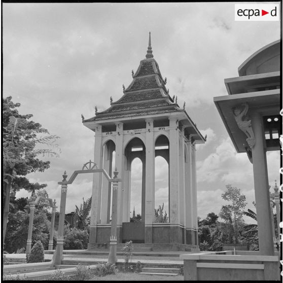Plan d'ensemble du haut pavillon des incinérations, aux abords de la Mare sacrée dans le Wat Botum à Phnom Penh. [description provisoire]