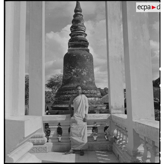 Un bonze de l'ordre thomayout devant le Wat Botum à Phnom Penh. [description provisoire]